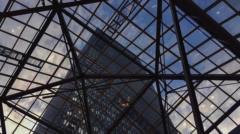 Flexibiliteit en Designvrijheid: Creatieve Toepassingen van Kunststoffen in de Architectuur